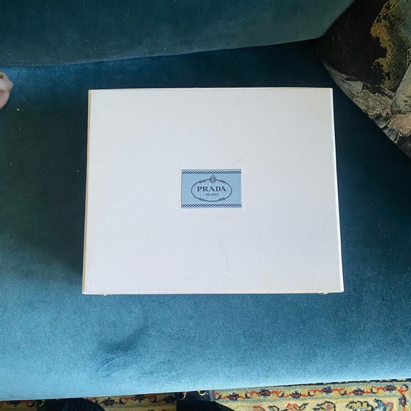 Prada shoebox - Picture 1 of 2